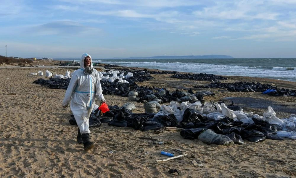 Τεράστια οικολογική καταστροφή στην Κριμαία από τη διαρροή μαζούτ